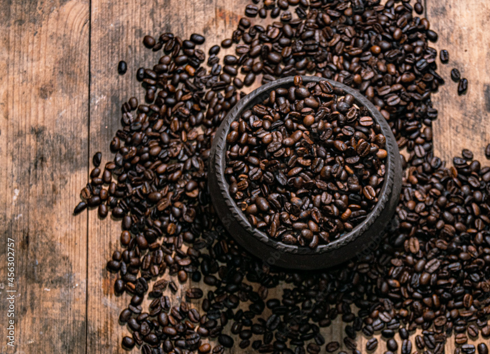 cafe delicioso recolectado en un recipiente cafe delicioso recolectado en un recipiente