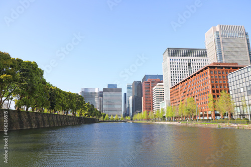 馬場先濠と丸の内の高層ビル群