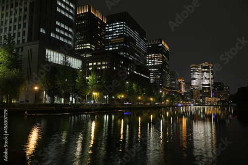 夜の内堀と丸の内の高層ビル群 © PhotoNetwork