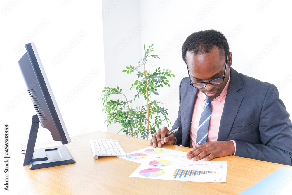 オフィスで働くマネージャー