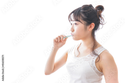 歯磨きをする若い女性