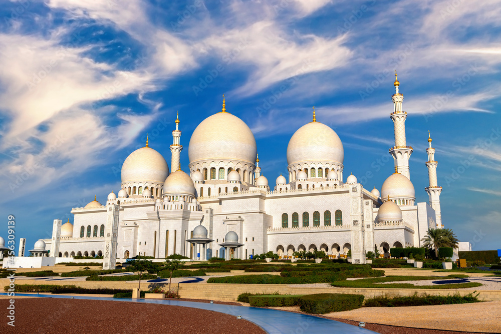 Fototapeta premium Sheikh Zayed Grand Mosque in Abu Dhabi