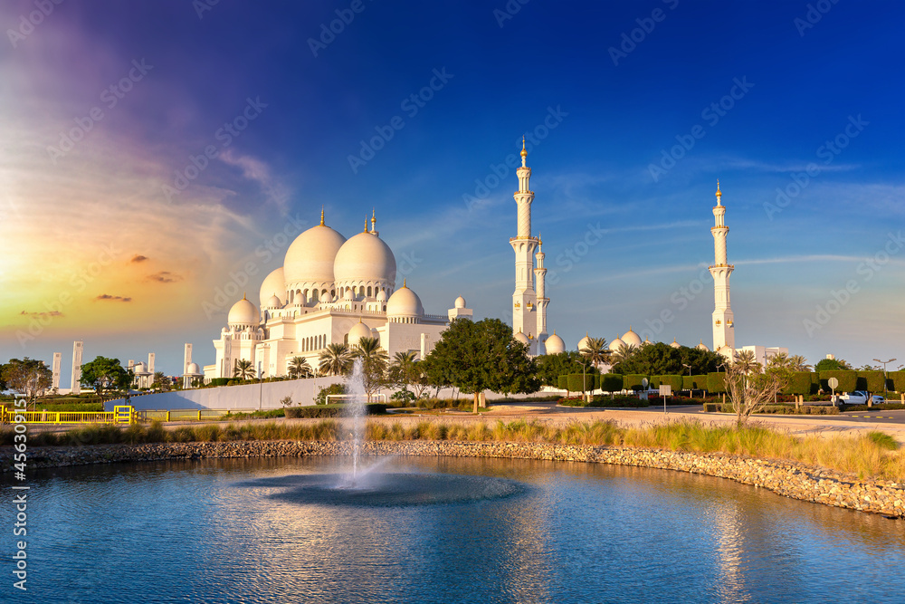 Sheikh Zayed Grand Mosque in Abu Dhabi - obrazy, fototapety, plakaty 
