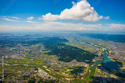 和歌山県紀の川市の百合山付近の上空から船戸山や和歌山湾を望む