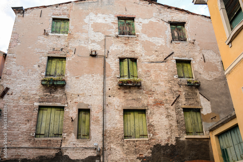 edificio con Fachadas típicas de Venecia Italia con ventanas y cortinas ...