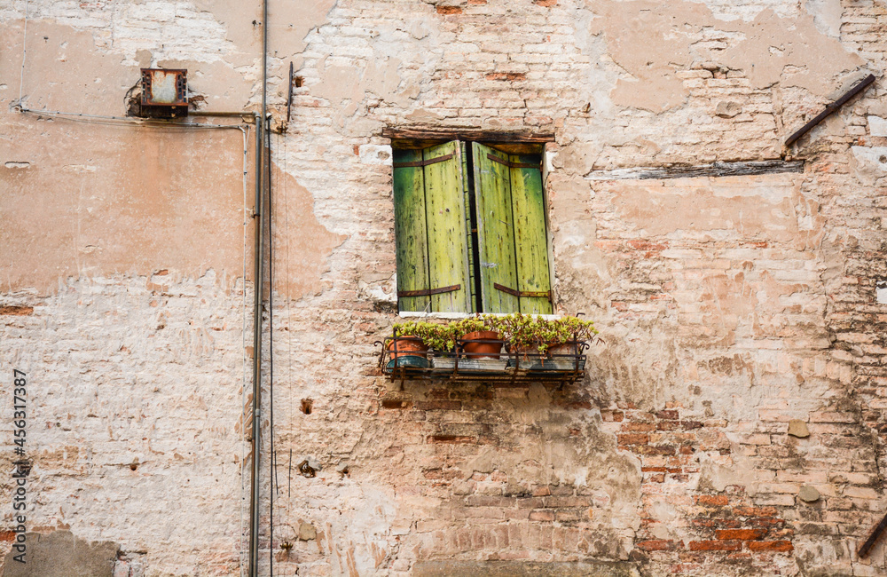 ventana de un edificio con Fachada típica en Venecia Italia con pared vieja antigua deterioro