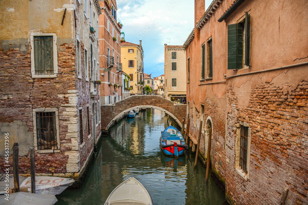 Fachadas típicas de Venecia Italia con góndola paseando en el agua por las calles de Venecia en medio de las casas y viviendas
