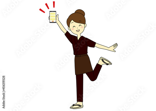 スマホを掲げる女性店員