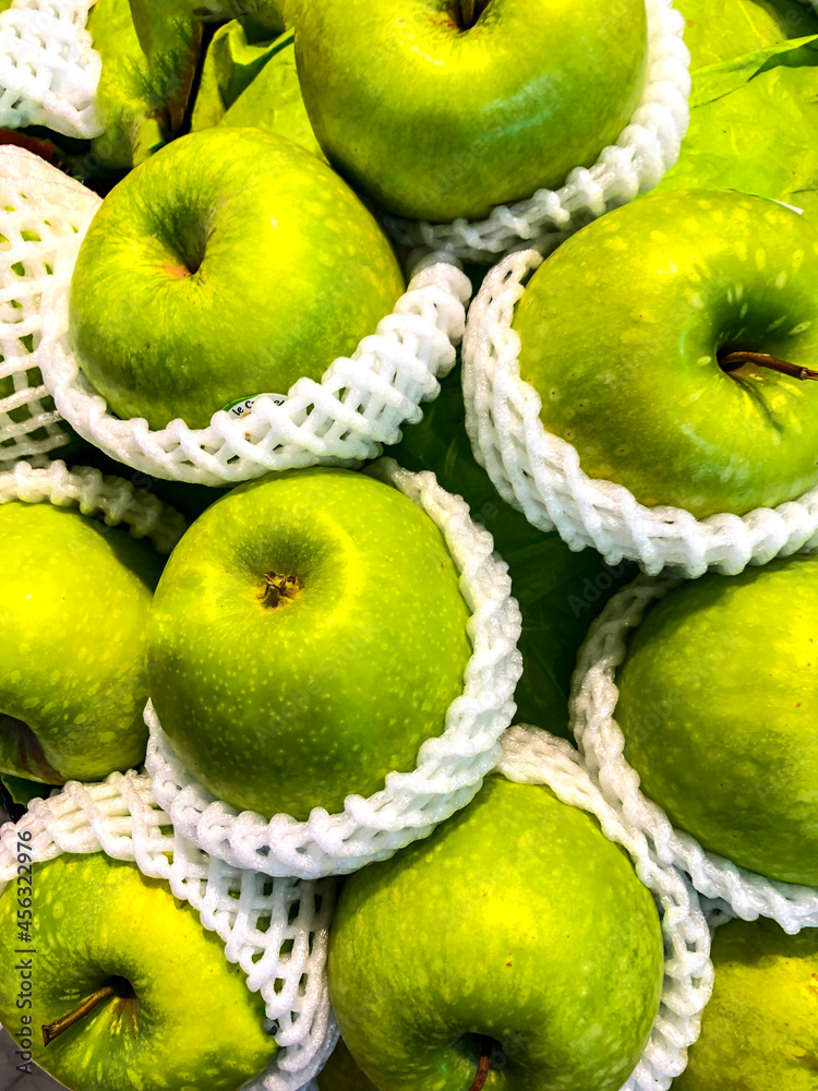 photo apple fruit on the counter of the supermarket photo apple fruit on the counter of the supermarket
