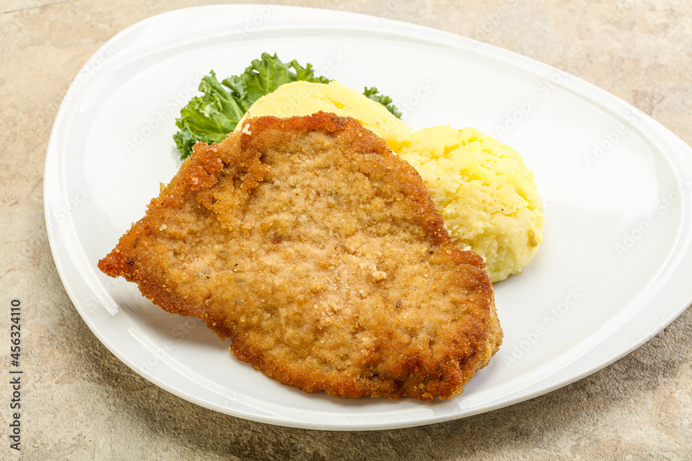 Crispy chicken schnitzel with mashed potato Crispy chicken schnitzel with mashed potato