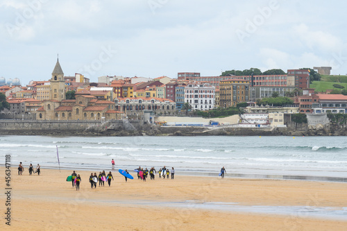 Slika na platnu San lorenzo beach in Gijón, with Cimadevilla in the background