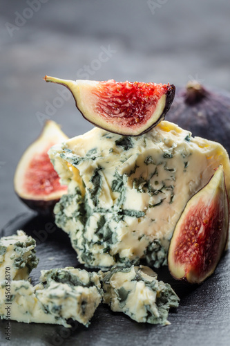 Φωτογραφία blue cheese and sweet fruit figs