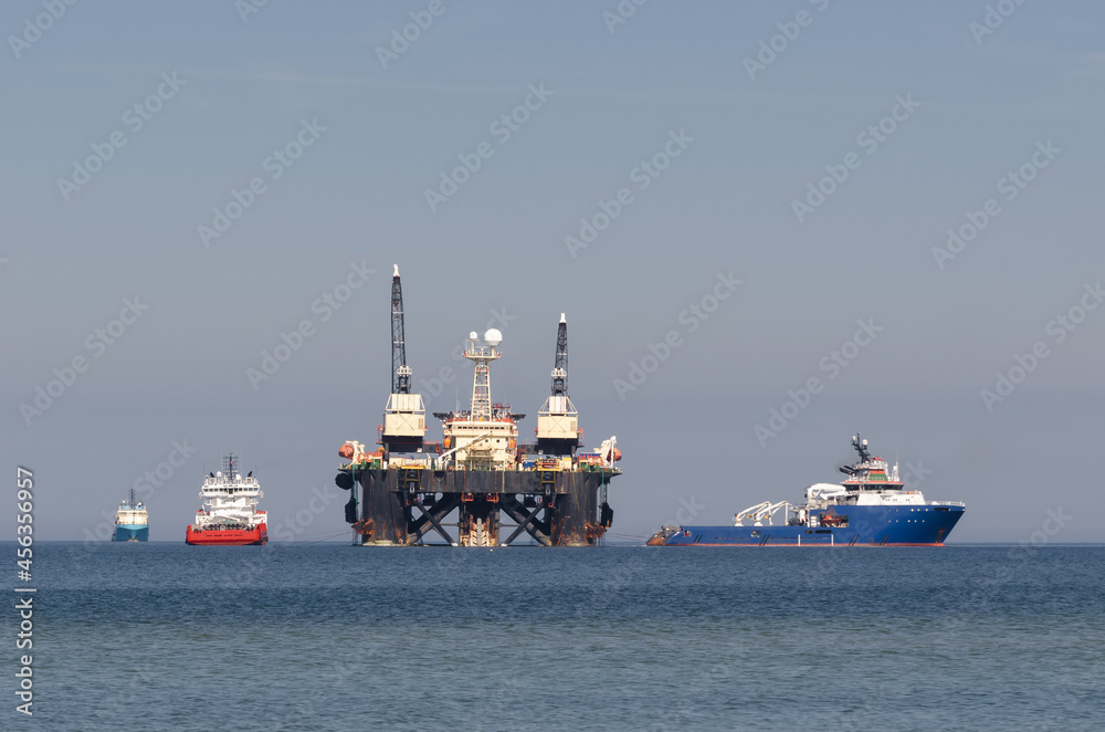 PIPE LAYER PLATFORM - Work at sea in the construction of a gas pipeline PIPE LAYER PLATFORM - Work at sea in the construction of a gas pipeline