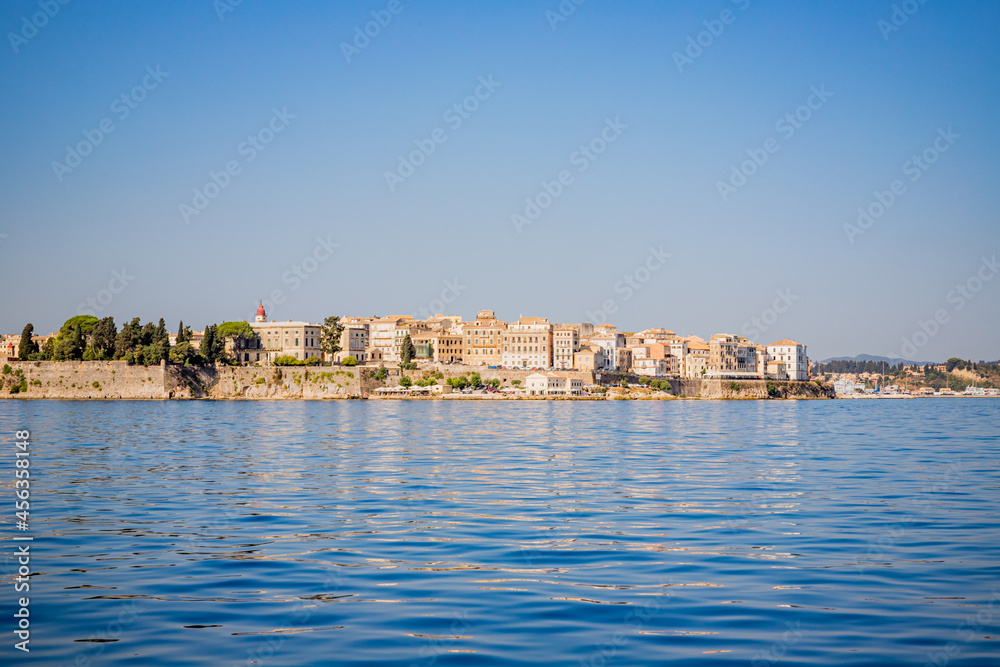 La vieille ville de Corfou vu depuis la mer