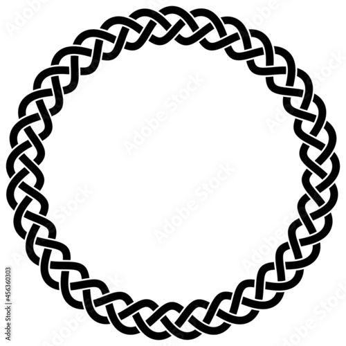 Ring mit Keltischen Knoten in Schwarz auf isoliertem weißem Hintergrund.
