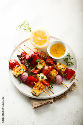 Vegetable skewers with halloumi cheese