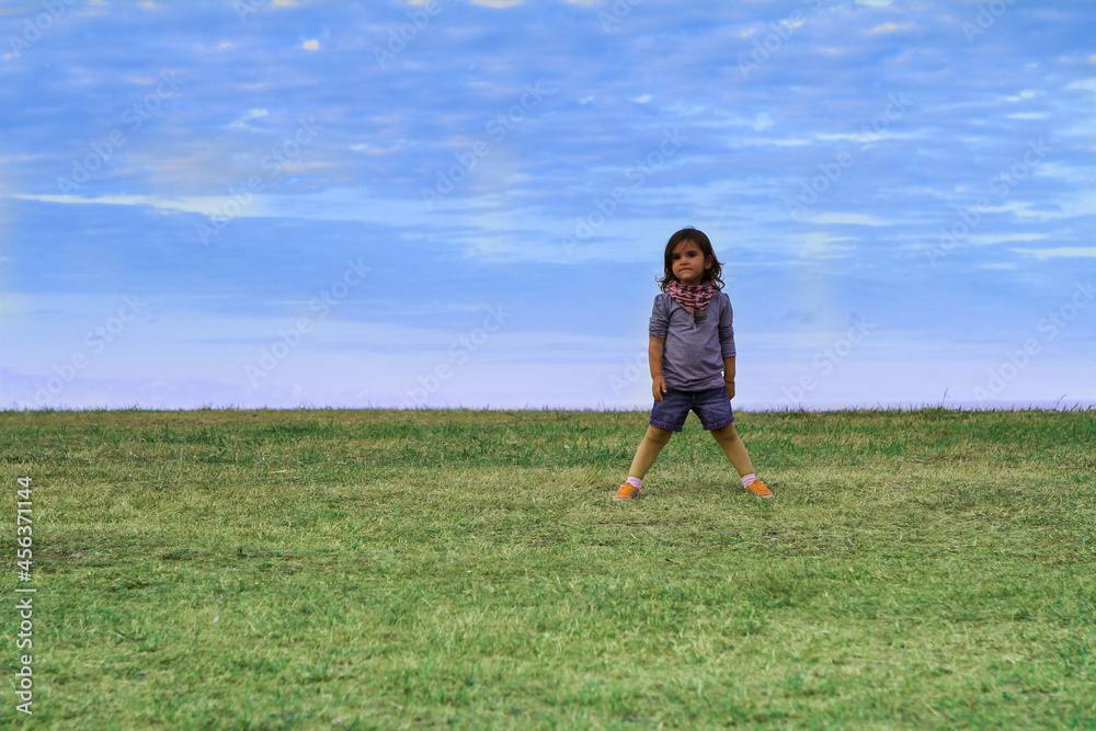 Niña divirtiéndose en el campo 