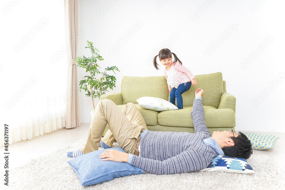 子育てをするイクメンパパ 子育てをするイクメンパパ