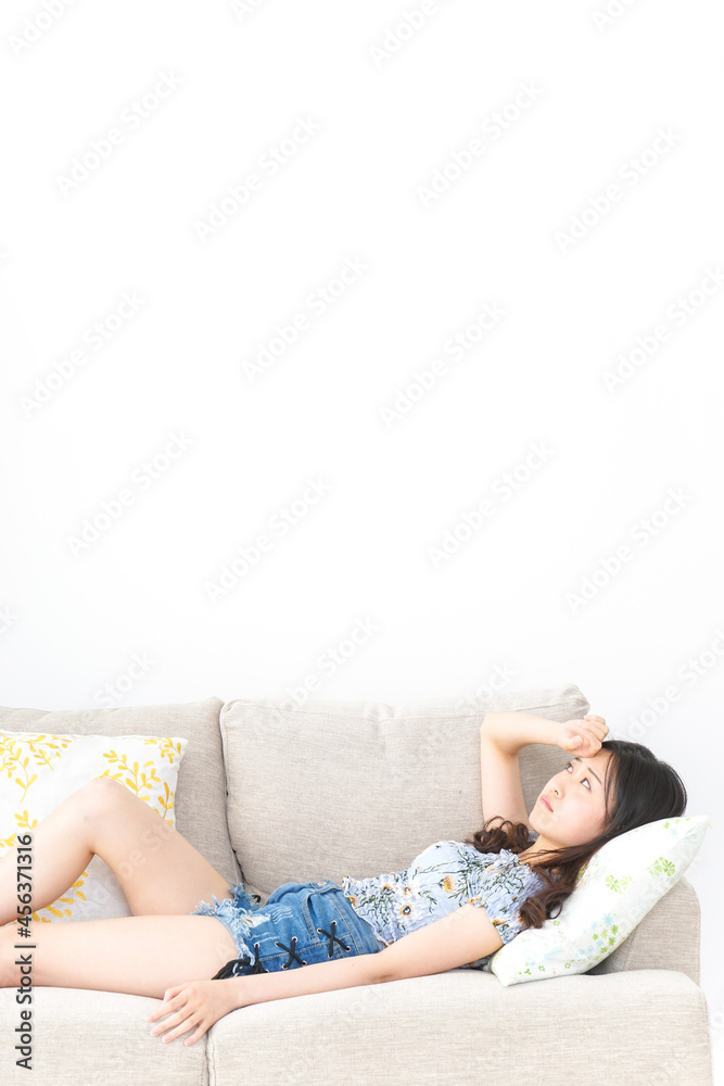夏を楽しむ若い女性 夏を楽しむ若い女性