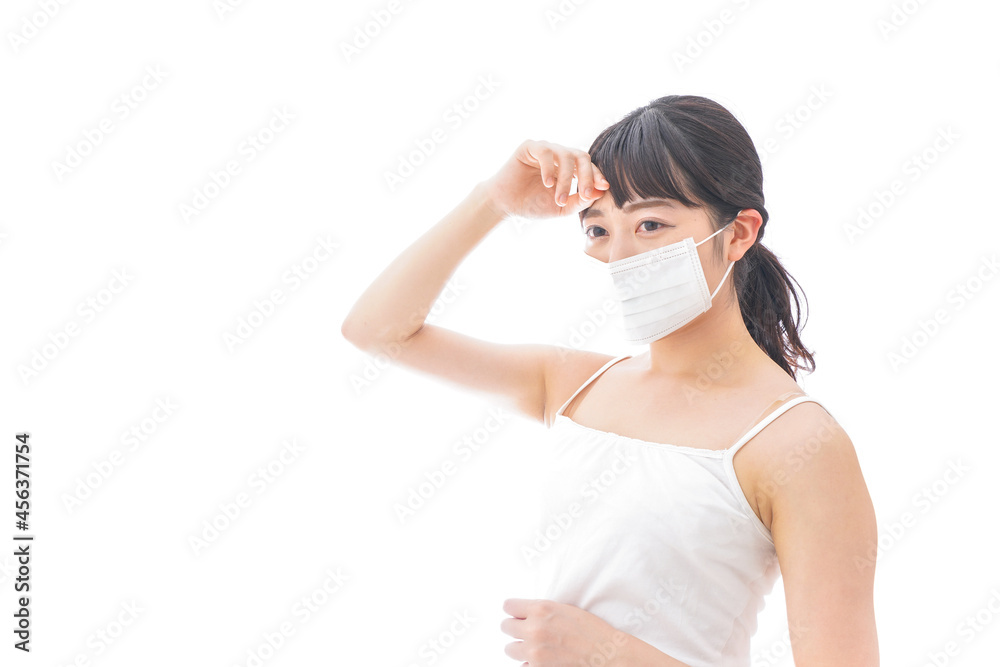 ガイドブックを持ち一人旅をする若い女性