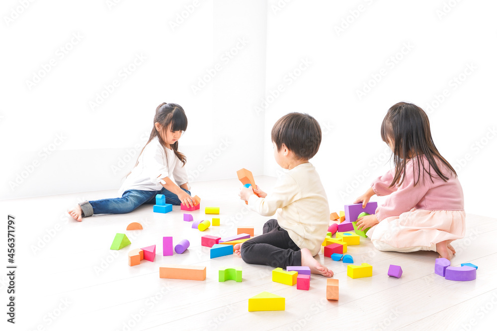 ブロックで遊ぶ子どもたち