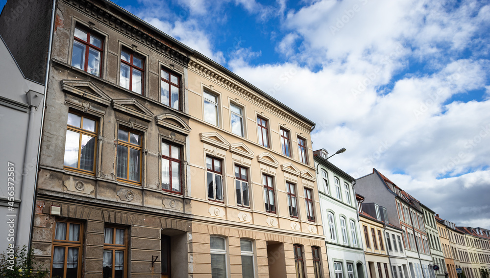 Gebäudesanierung: Sanierter neben unsaniertem Altbau in der historischen Altstadt von Wismar, Mecklenburg-Vorpommern, Deutschland