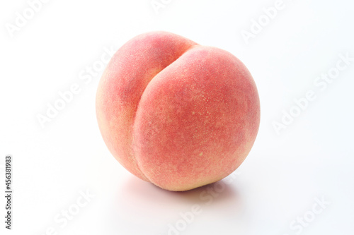 白バックで清潔感のある日本の桃