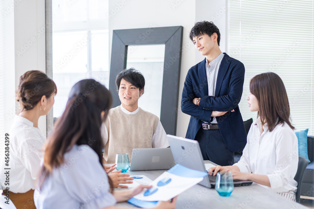 ベンチャー企業で働く若いオフィスワーカー ベンチャー企業で働く若いオフィスワーカー