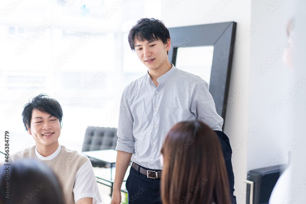 ベンチャー企業で働く若いオフィスワーカー ベンチャー企業で働く若いオフィスワーカー
