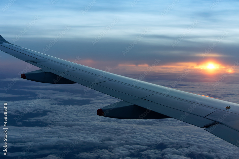Fototapeta premium Wing of plane in cloudy sky