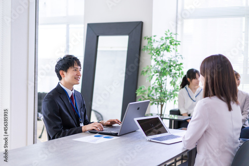 商談をする男女のビジネスパーソン