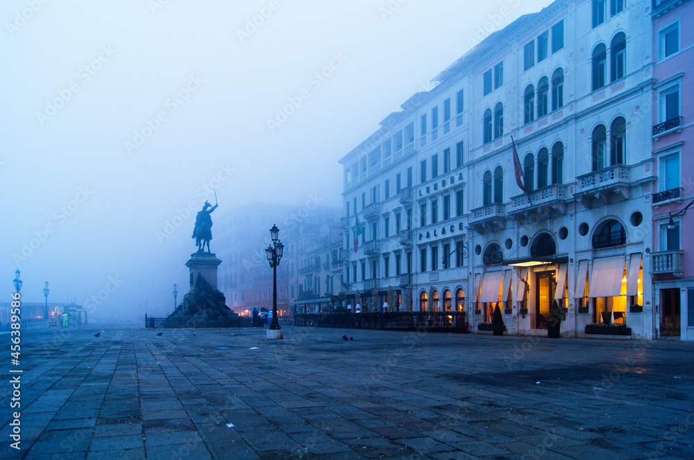 Naklejka premium city canal grande in night