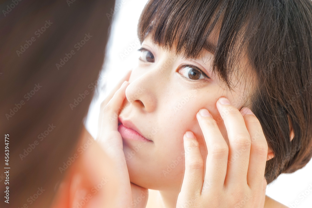 スキンケアをする若い女性 スキンケアをする若い女性