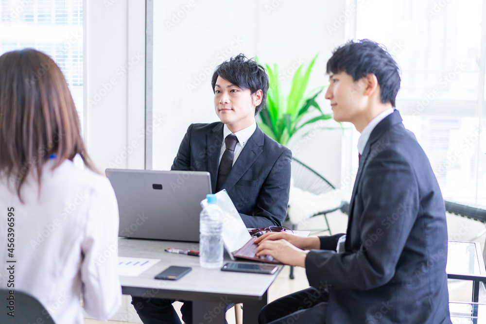 楽しくオフィスで働くビジネスパーソン 楽しくオフィスで働くビジネスパーソン