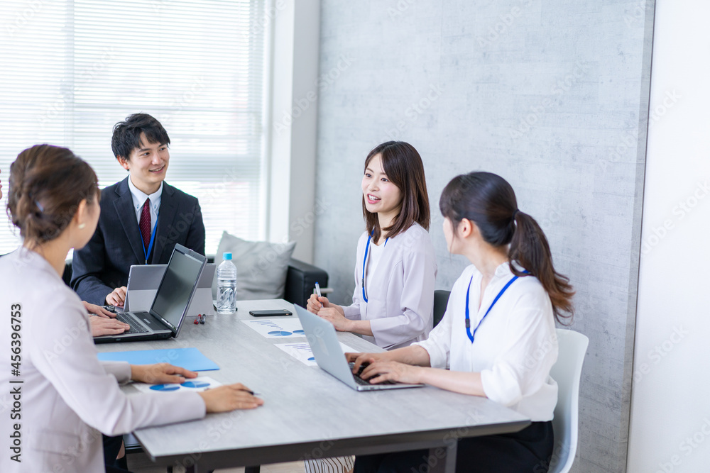楽しくオフィスで働くビジネスパーソン 楽しくオフィスで働くビジネスパーソン