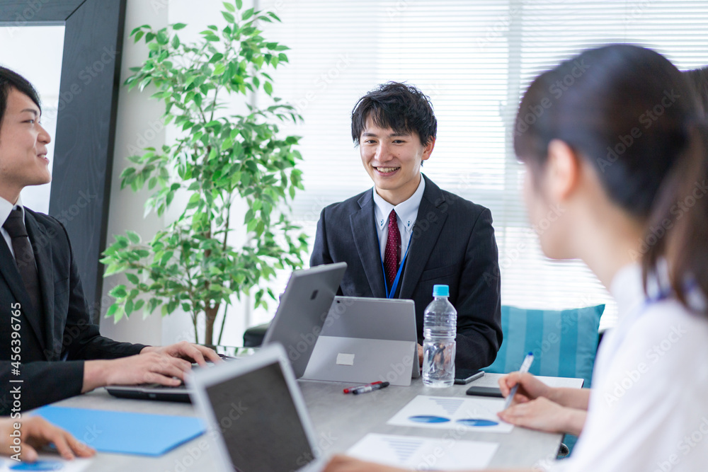 楽しくオフィスで働くビジネスパーソン