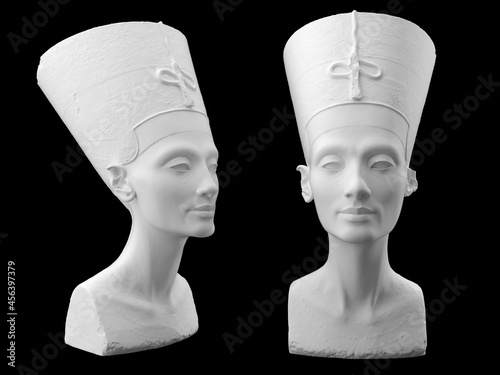 Fotografía Statue of Nefertiti isolated on a black bakground. 3d image.