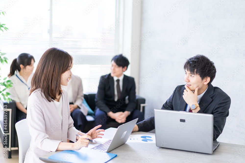 ビジネスミーティングをする男女