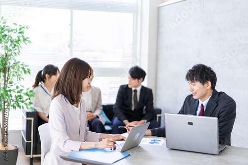 ビジネスミーティングをする男女