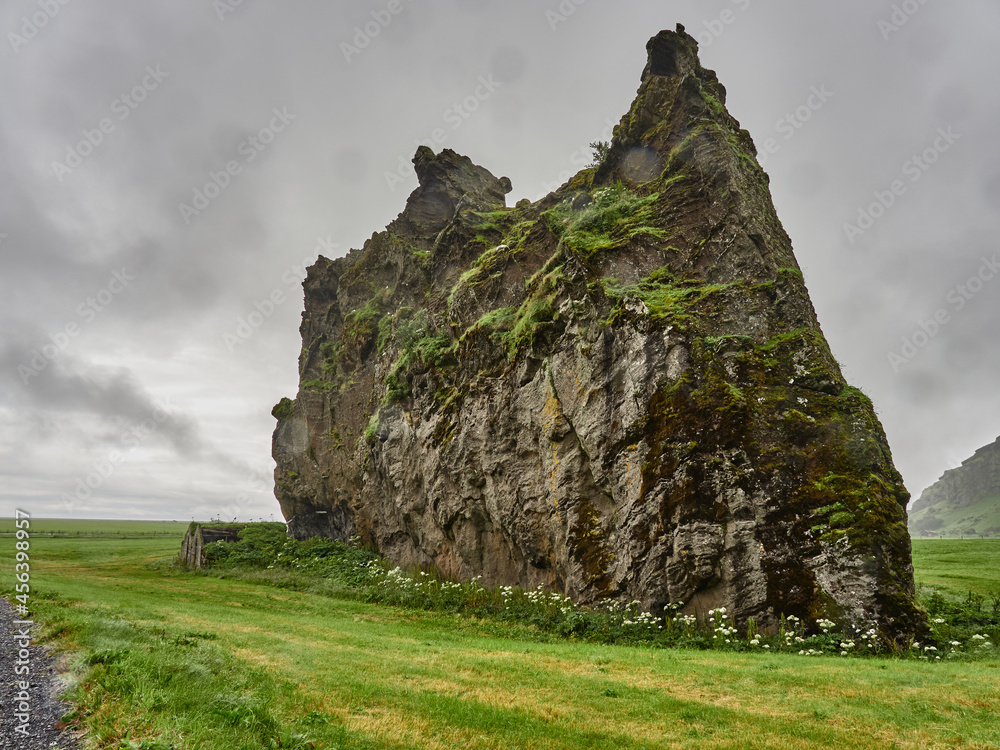 Campos verdes de Islandia y rocas