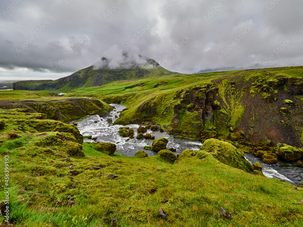 Islandia Iceland sus campos verdes y ríos de Cascada