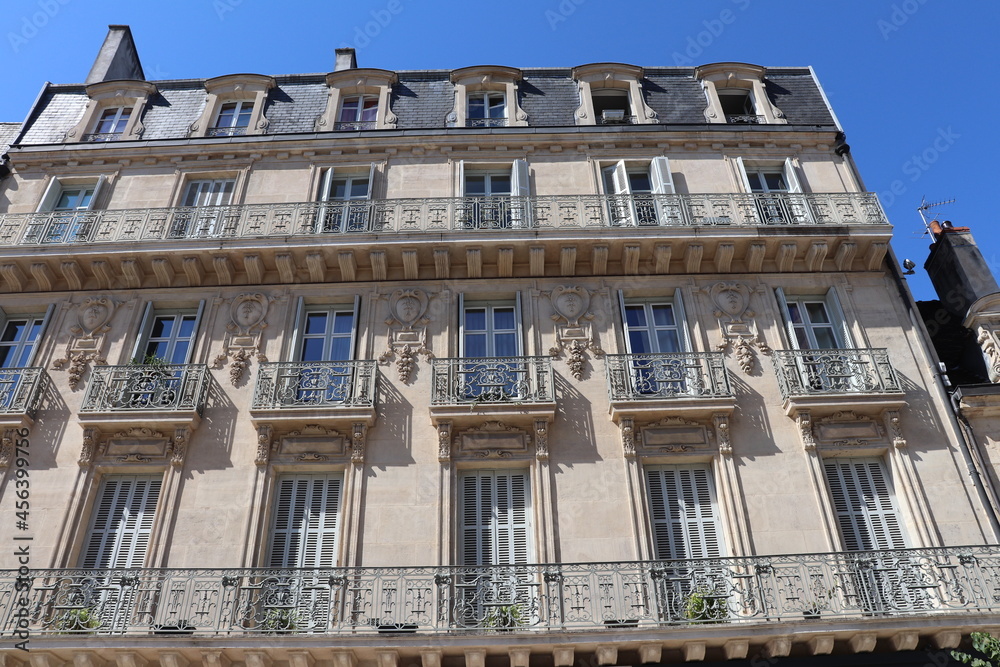 Immeuble typique, vue de l'exterieur, ville de Dijon, departement de la Cote d'Or, France