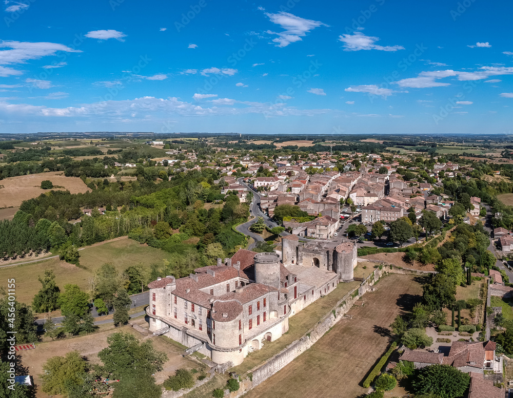 Duras (Lot et Garonne, France) - Vue aérienne panoramique du château des Ducs de Duras