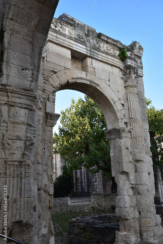 Porte monumentale du forum romain à Vienne, France