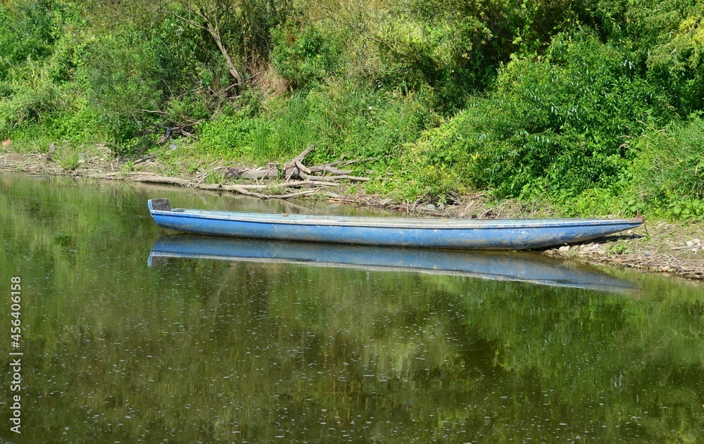 Łódka przy brzegu rzeki - obrazy, fototapety, plakaty 