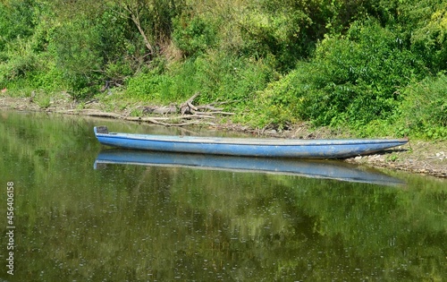 Łódka przy brzegu rzeki © Jacek