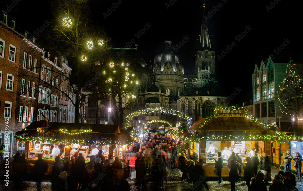 Aachen - Der Aachener Weihnachtsmarkt, der jährlich in der Adventszeit stattfindet, entstand in den 1970er Jahren