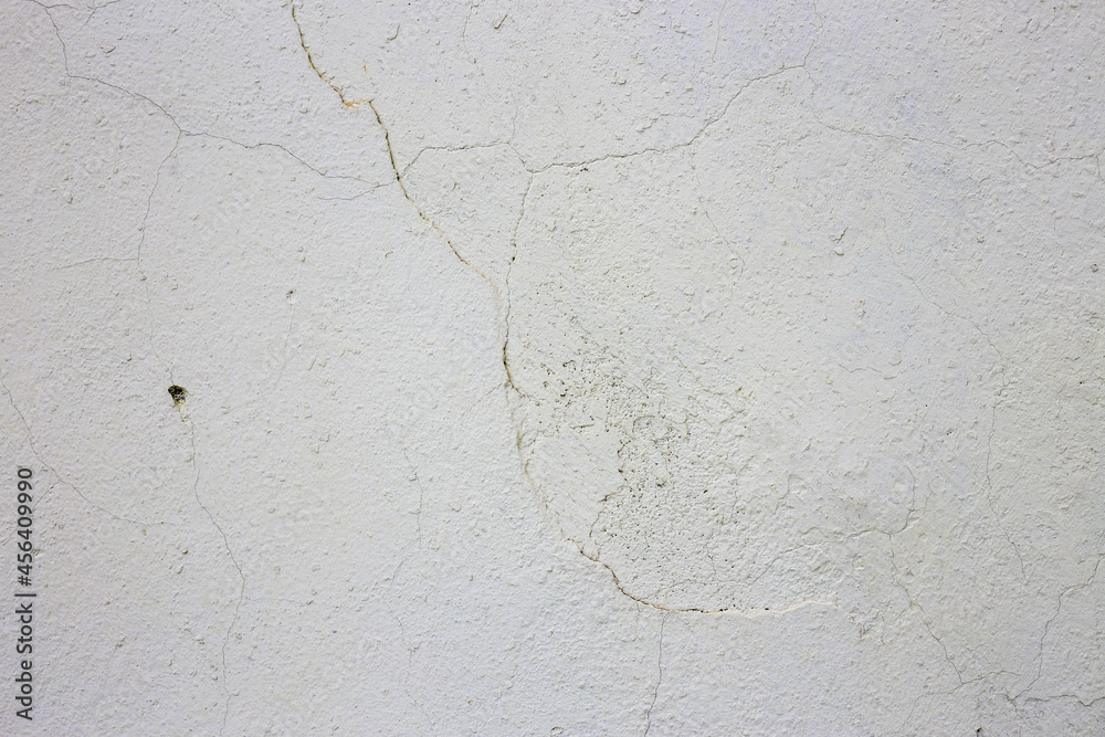 Obraz premium Cracked gray plaster on wall.