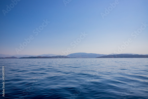 Fototapeta Naklejka Na Ścianę i Meble -  Les côtes de Corfou vues depuis la mer