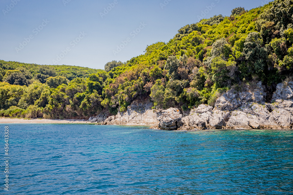 Naklejka premium Les côtes de Corfou vues depuis la mer
